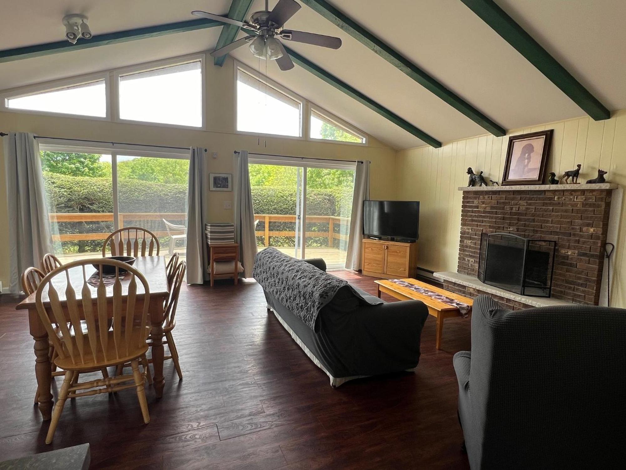 Fenced Yard Chalets From Good Dog Vacations At Big Valley Resort Sciota Eksteriør bilde